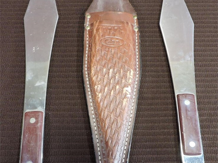 case-xx-throwing-knives-in-leather-sheath-image-1