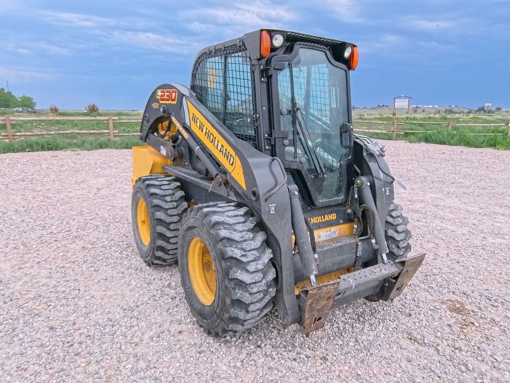 2017-new-holland-l230-image-6