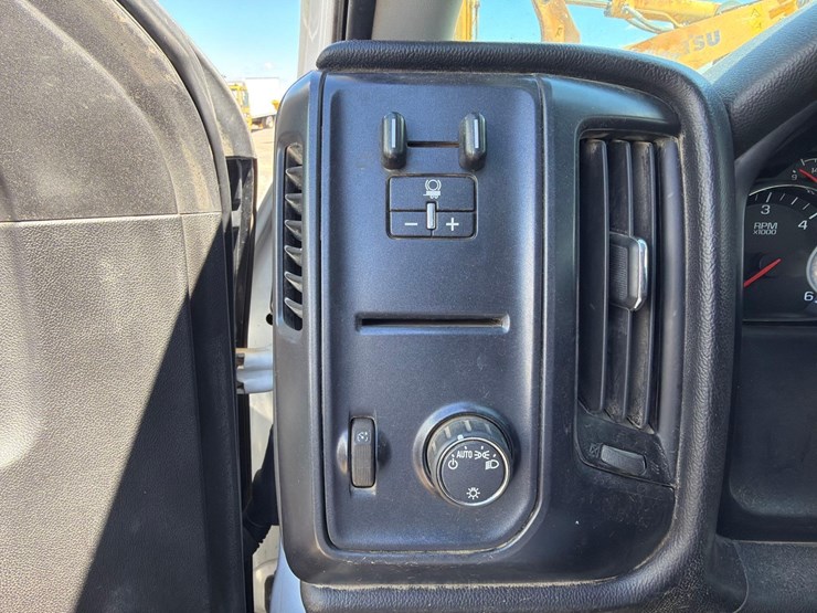 2016-chevrolet-3500-image-24