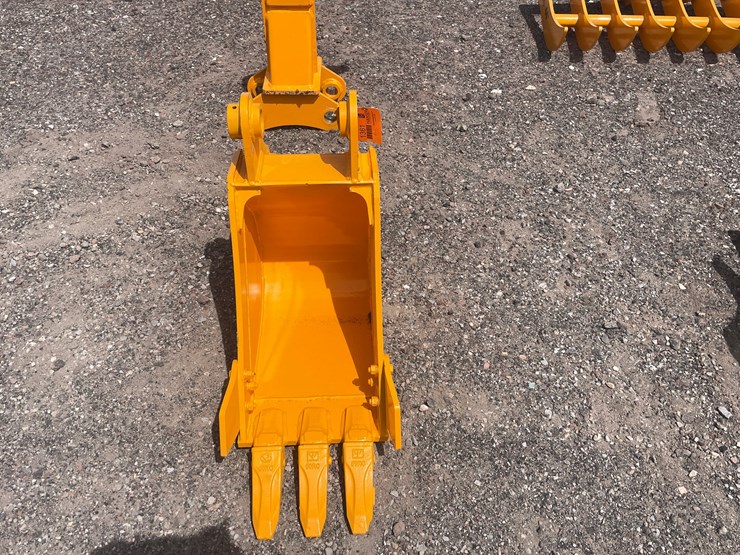 2026-caterpillar-305-image-2