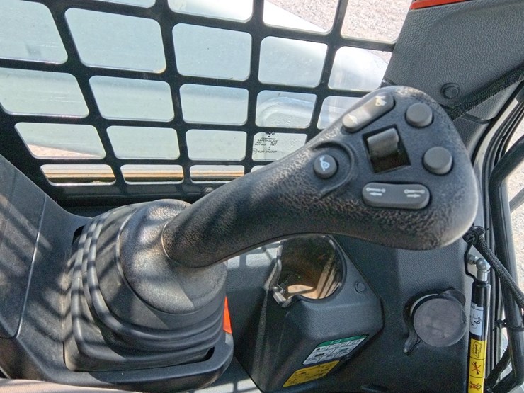 2021-bobcat-t64-image-42