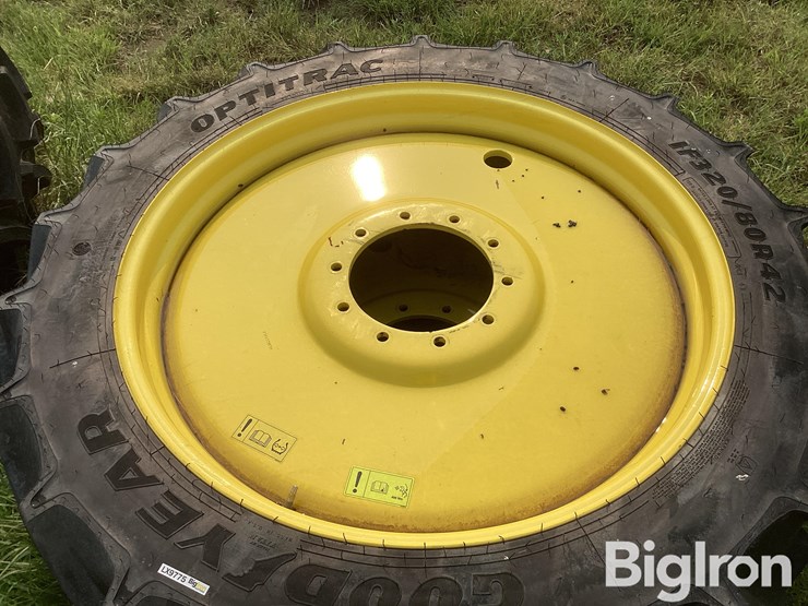 john-deere-320-image-10