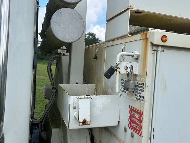 #1092-•-2011-freightliner-derrick-digger-image-16