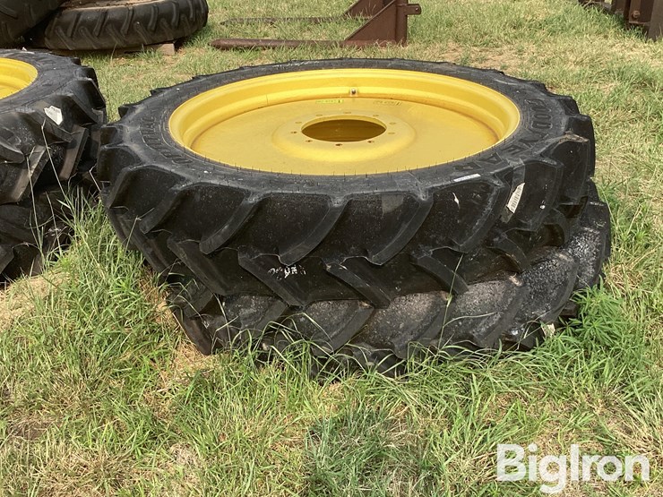 john-deere-320-image-2