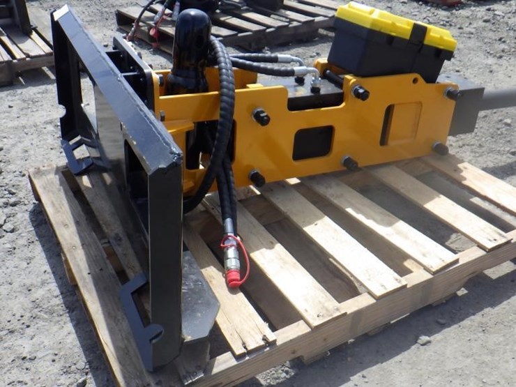 giyi-skid-steer-breaker-attachment-67"-image-3