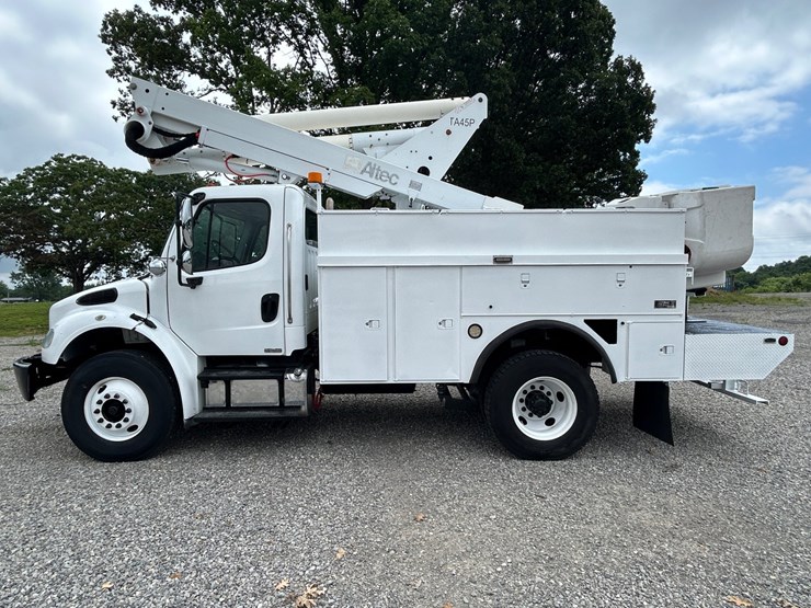 #1088-•-2009-freightliner-bucket-truck-image-3