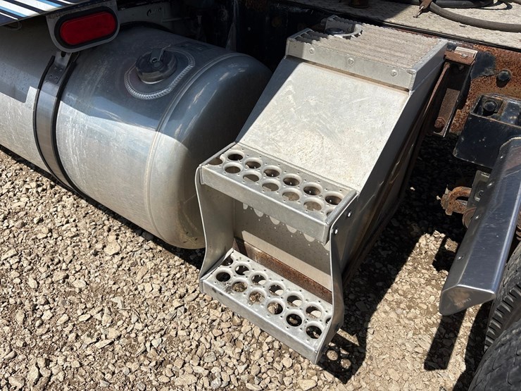 2000-peterbilt-377-image-23