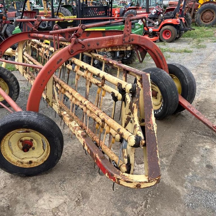 NEW HOLLAND 258