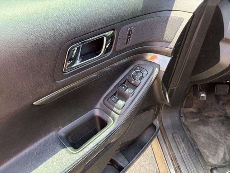 2017-ford-explorer-image-25
