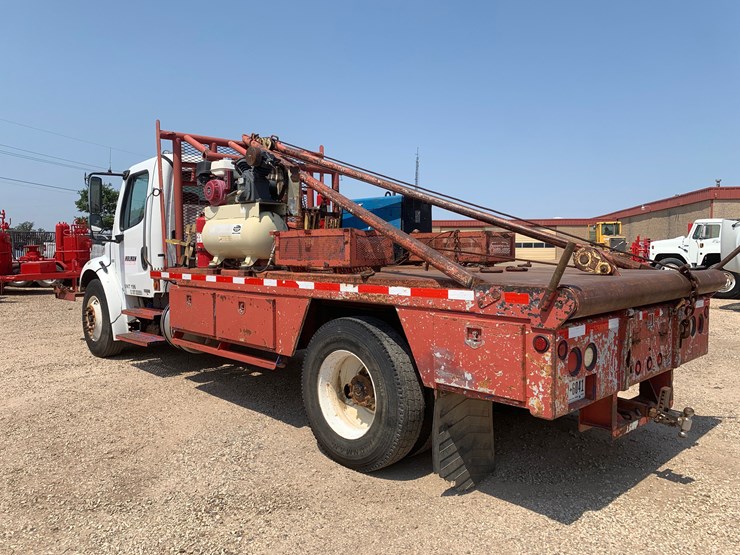 2007-freightliner-m2-106-image-3
