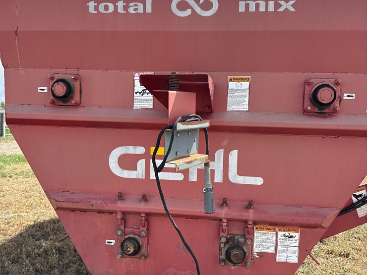 gehl-mf8335-total-mix-feeder-wagon-image-11