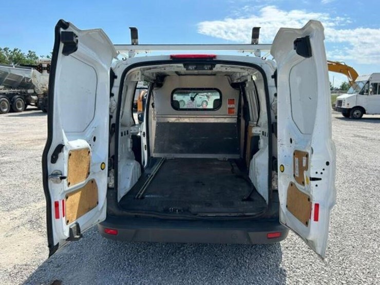 2015-ford-cargo-image-21