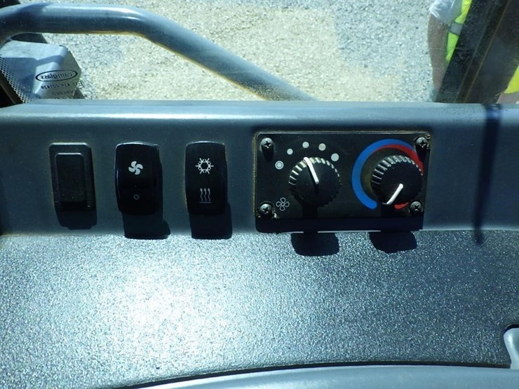 2016-deere-850k-image-35