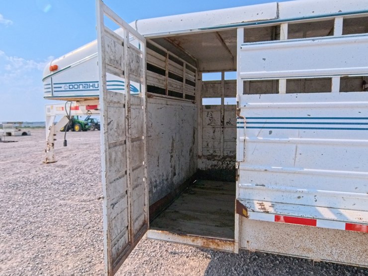 #1088-•-2000-donahue-livestock-trailer-image-12