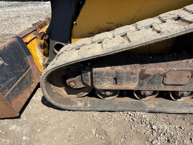 deere-323d-image-17
