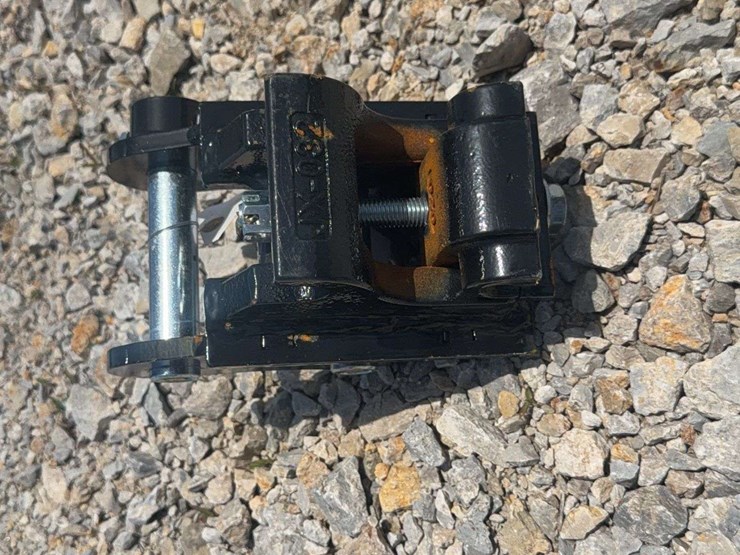 dx-032-mini-excavator-quick-coupler-image-4