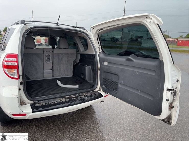 2011-toyota-rav4-image-32