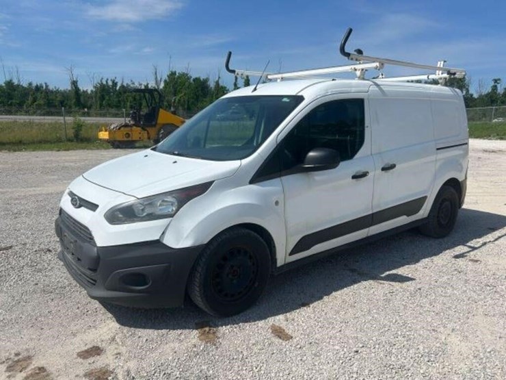 2015-ford-cargo-image-1