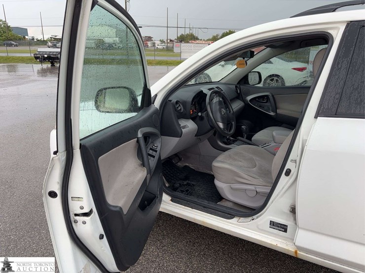 2011-toyota-rav4-image-9