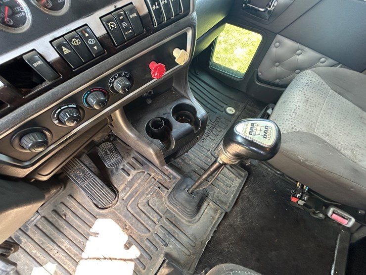 2013-kenworth-w900-image-13