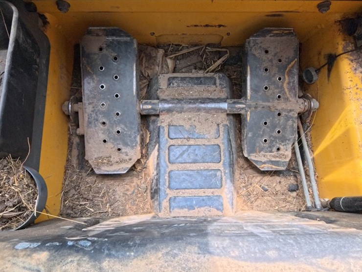 2017-new-holland-l230-image-42
