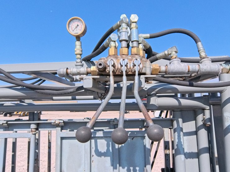 #1089-•-pearson-hydraulic-squeeze-chute-image-5