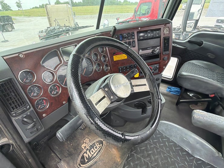 #60-•-2015-mack-cxu613-tandem-axle-truck-tractor-image-15