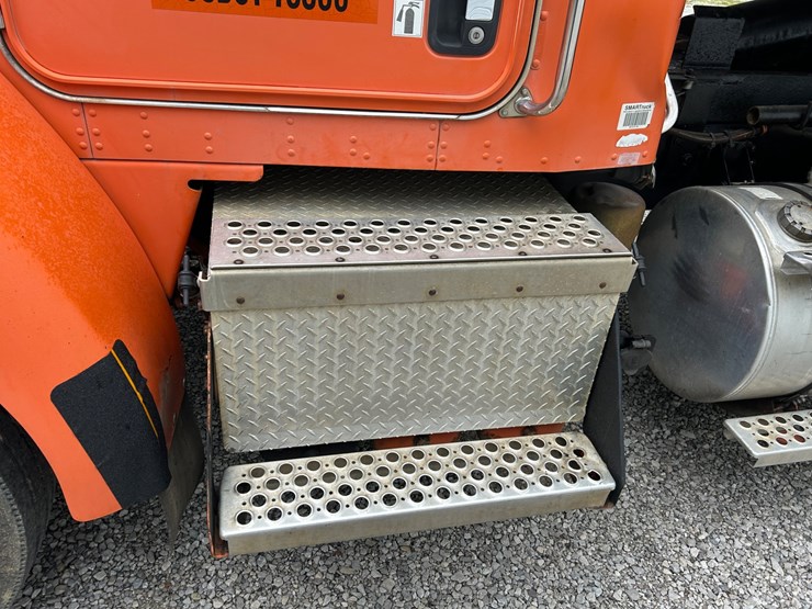 2005-kenworth-t300-image-10