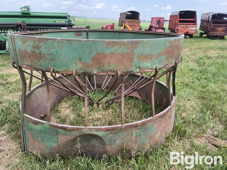 the-hay-manager-bale-feeder-image-4