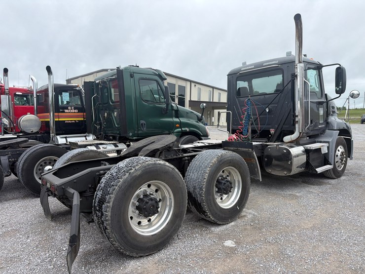 #60-•-2015-mack-cxu613-tandem-axle-truck-tractor-image-4