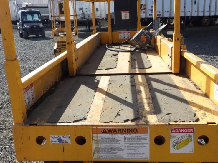 2015-haulotte-2632e-scissor-lift-image-13