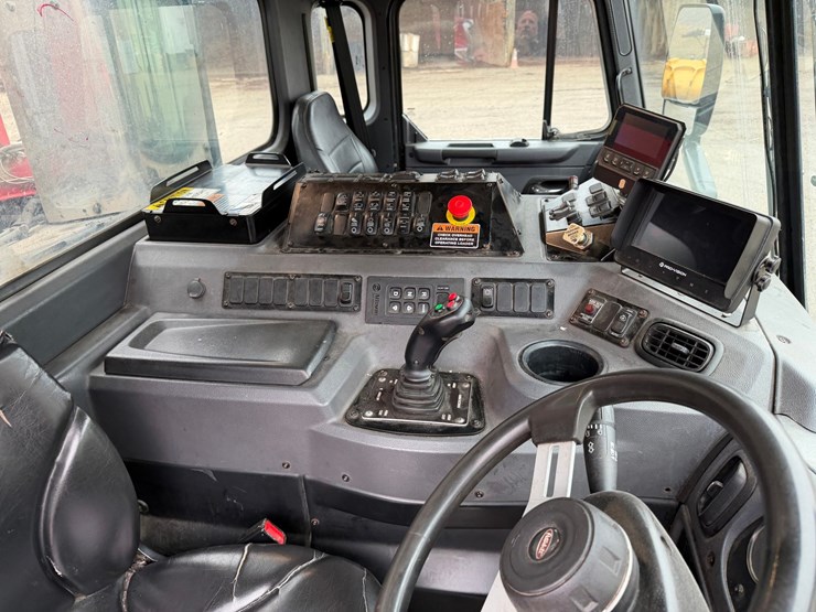 #1506-•-2019-peterbilt-pb520-side-load-garbage-truck-image-55