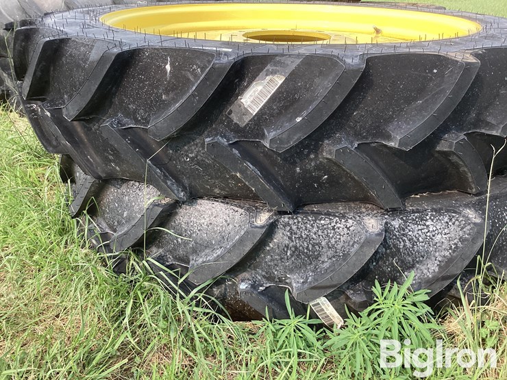 john-deere-320-image-9