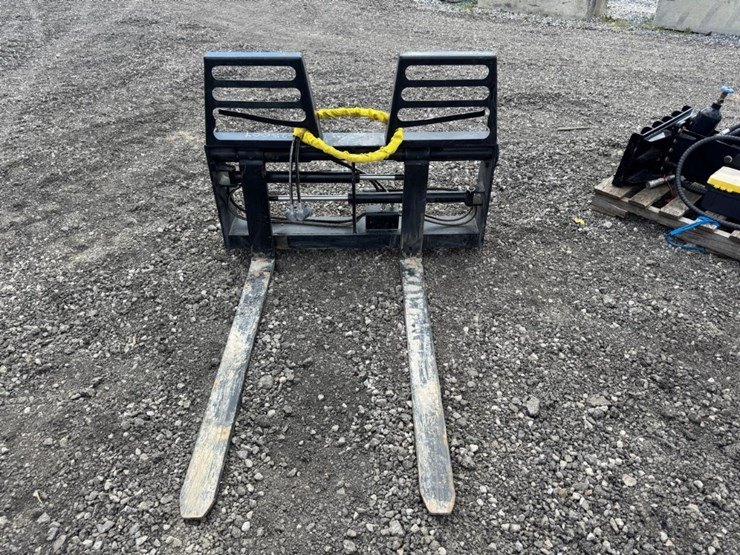 wildcat-48"-hydraulic-skid-steer-forks-with-walk-through-design*-see-details-image-2