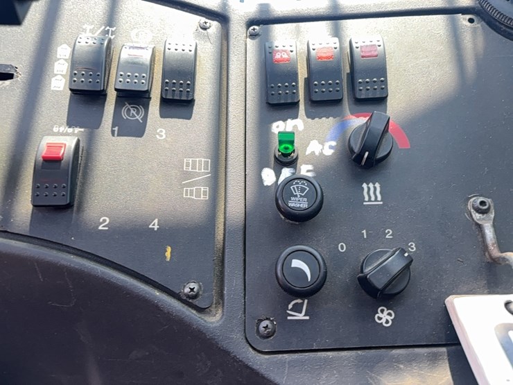 2016-caterpillar-tl642c-image-13