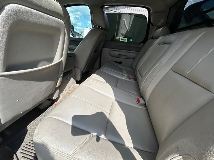 2014-chevrolet-3500hd-image-17