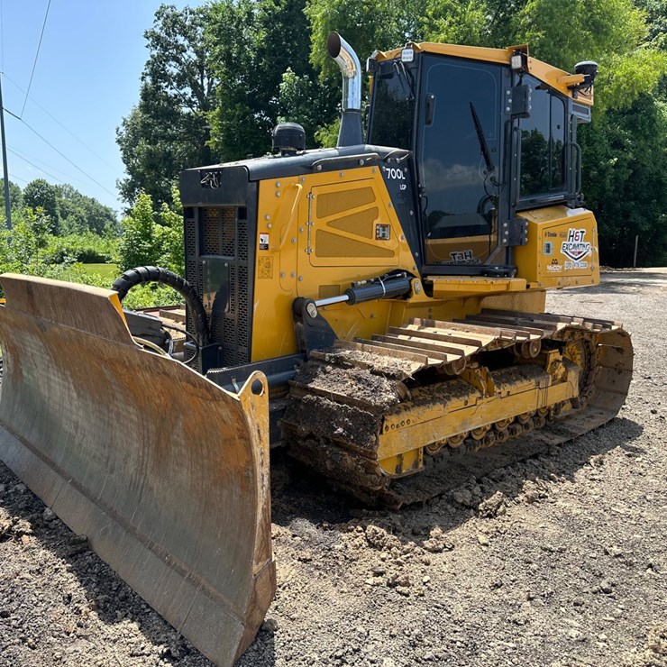 2022 DEERE 700L