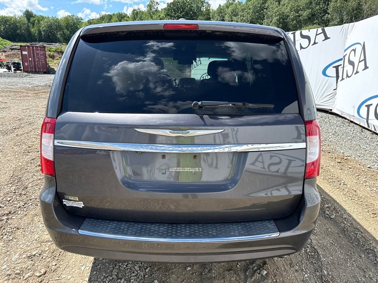 2016-chrysler-town-&-country-image-4
