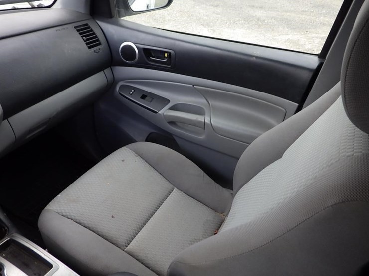 2013-toyota-tacoma-image-32
