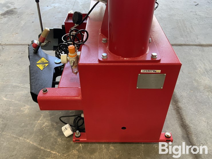 2025-massey-ferguson-730-image-19