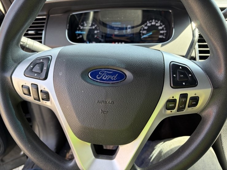 2015-ford-taurus-sedan-image-33
