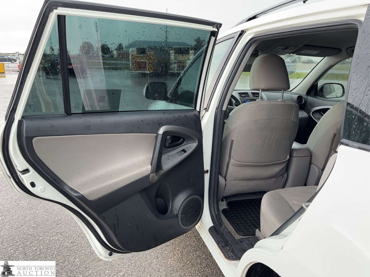2011-toyota-rav4-image-31