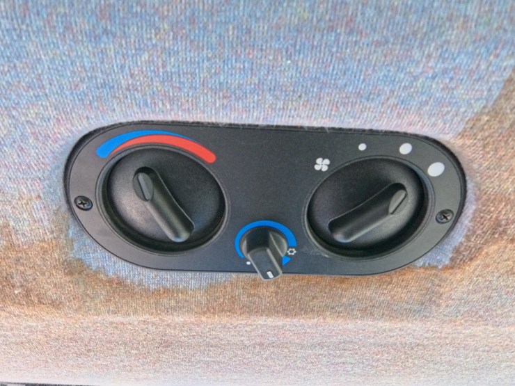 2004-new-holland-tl100a-image-45