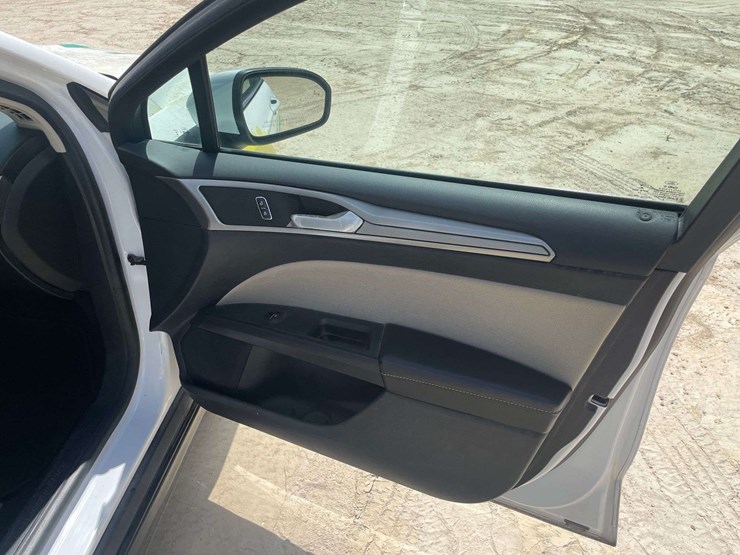 2020-ford-fusion-4-door-sedan-(151,145-miles)-image-17