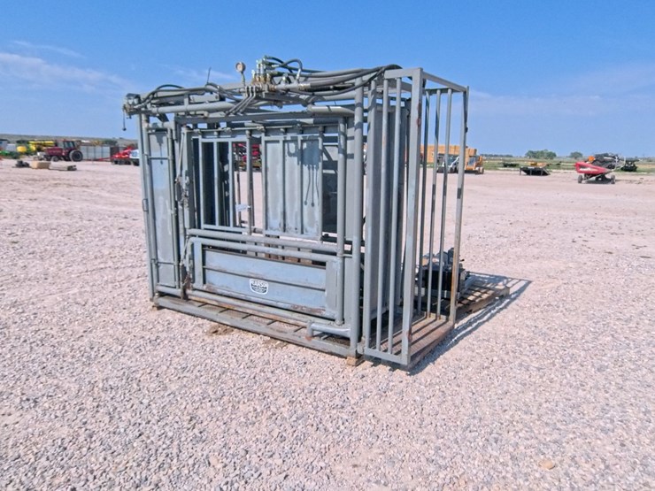 #1089-•-pearson-hydraulic-squeeze-chute-image-3