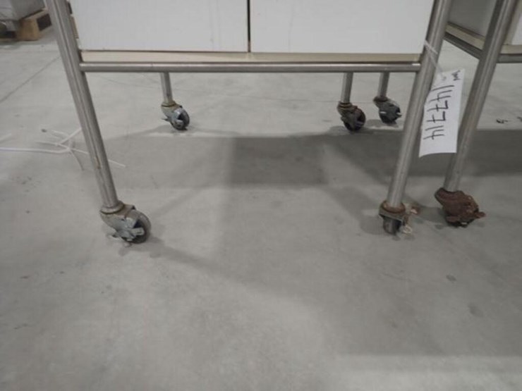 qty-of-(2)-30-in.-x-30-in.-rolling-tables-image-9