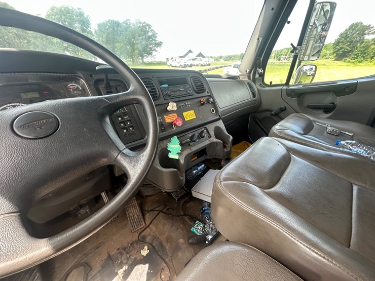 #1092-•-2011-freightliner-derrick-digger-image-51