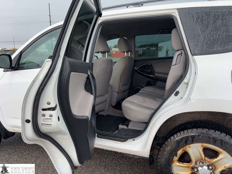 2011-toyota-rav4-image-15