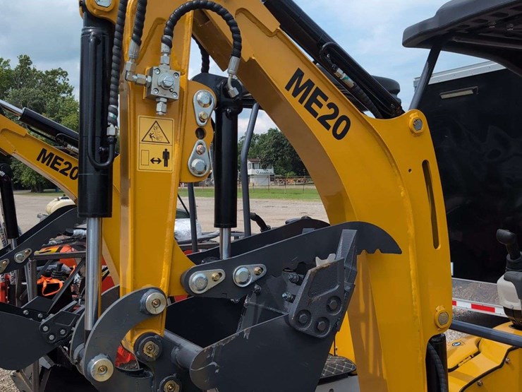 i-mini-excavator-me20---23hp-yanmar-engine-image-2