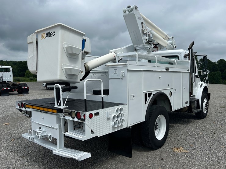 #1088-•-2009-freightliner-bucket-truck-image-7